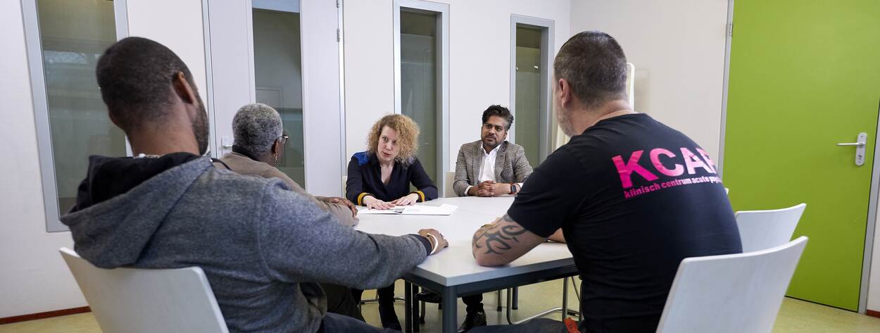 Foto van een overleg in de kliniek